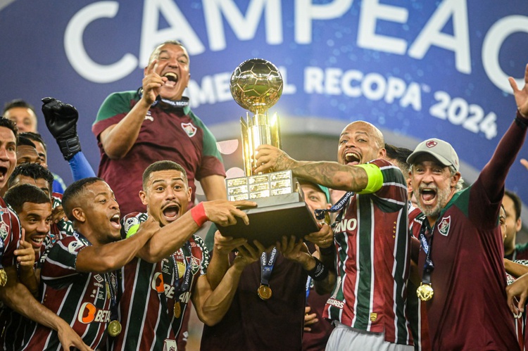 Jogadores do Fluminense levantam o troféu da Recopa