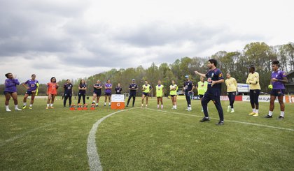 Arthur Elias comandou o primeiro treino da equipe em Atlanta (Foto: Lívia Villas Boas / CBF)