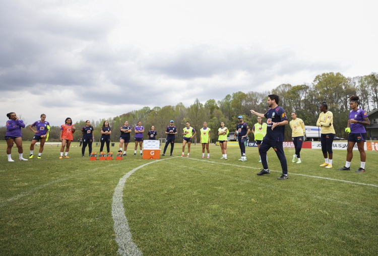 Arthur Elias comandou o primeiro treino da equipe em Atlanta