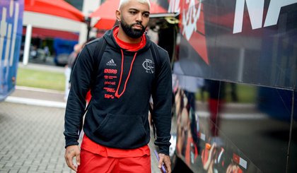 Atacante Gabigol embarcando juntamente da delegação rumo à Assunção (Foto: Marcelo Cortes/ Flamengo)