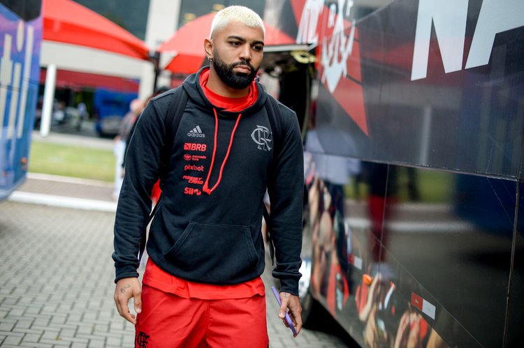 Atacante Gabigol embarcando juntamente da delegação rumo à Assunção