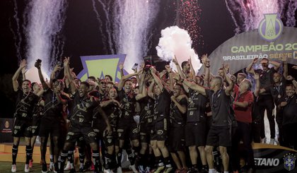 Jogadores festejam título do Vitória pelo Brasileirão Série B 2023 (Foto: Maurícia da Matta/CBF)