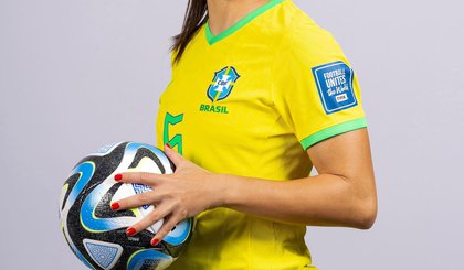 Luana, jogadora da seleção, é diagnosticada com Linfoma de Hodgkin (Foto: Reprodução/Instagram/@luanabertolucci10)