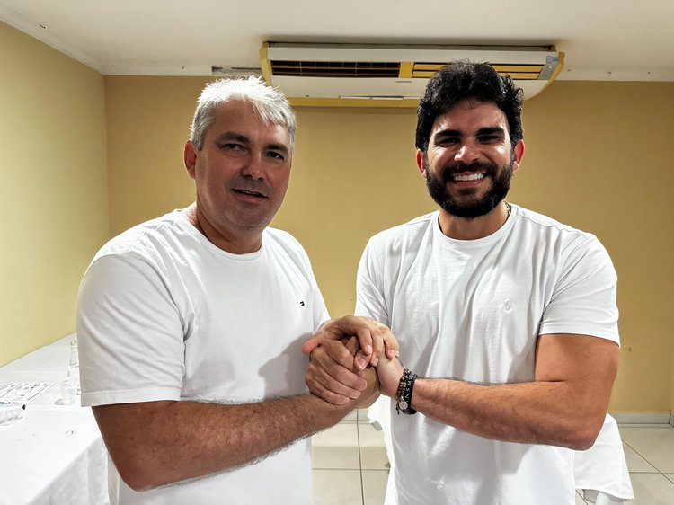 Mauricio Bezerra á esquerda