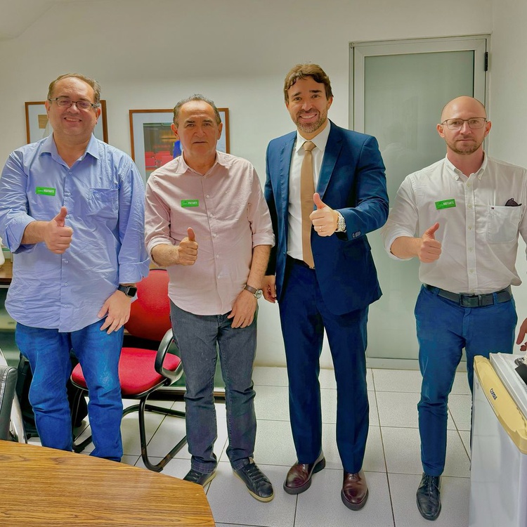 Recentemente, um encontro político de grande relevância marcou os bastidores da política de Floriano. O prefeito Antonio Reis, líder de um importante grupo político em Floriano, realizou uma visita estratégica ao Deputado Marden Menezes, do PP