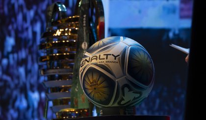 Taça e bola da Copa do Nordeste 2024 (Foto: Lesley Ribeiro/CBF)