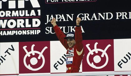 Ayrton Senna comemora a vitória no GP do Japão de 1988 (Foto: Divulgação/McLaren)