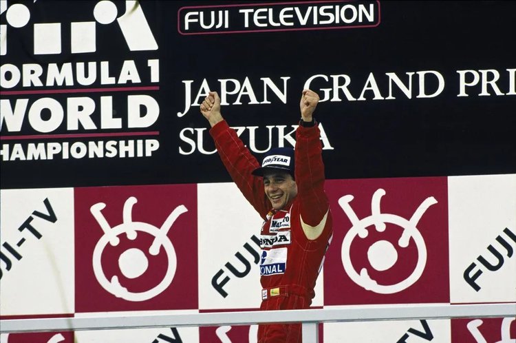 Ayrton Senna comemora a vitória no GP do Japão de 1988