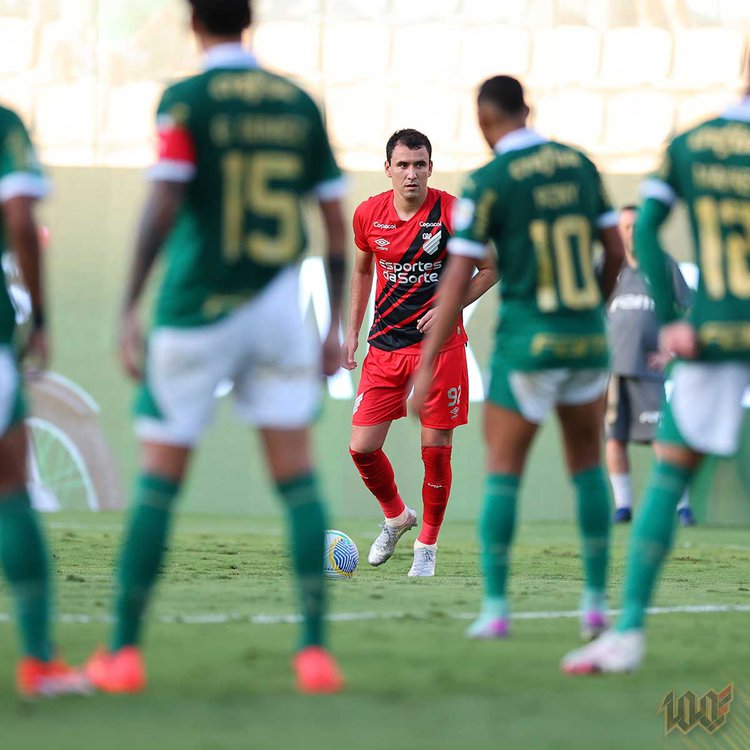 Furacão chegou aos 13 pontos, enquanto o Verdão segue com oito