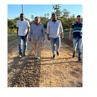 Hoje à tarde,23 de maio com o Secretário de Infraestrutura Lourenço, o Engenheiro Sanches e meu pai, Carlos Antônio, acompanhamos as obras da estrada da Localidade Trigo, um sonho realizado pelo Prefeito Antônio Reis.