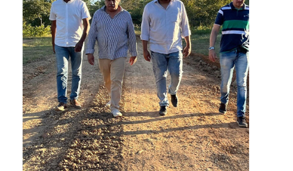 Hoje à tarde,23 de maio com o Secretário de Infraestrutura Lourenço, o Engenheiro Sanches e meu pai, Carlos Antônio, acompanhamos as obras da estrada da Localidade Trigo, um sonho realizado pelo Prefeito Antônio Reis. (Foto: Instagram) Hoje à tarde,23 de maio com o Secretário de Infraestrutura Lourenço, o Engenheiro Sanches e meu pai, Carlos Antônio, acompanhamos as obras da estrada da Localidade Trigo, um sonho realizado pelo Prefeito Antônio Reis. (Foto: Instagram)