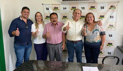 Marcelo Castro veste ton amarelo a sua esq Manoel Simplicio e a dir Marrisol Simplicio (Foto: Instagram) Marcelo Castro veste ton amarelo a sua esq Manoel Simplicio e a dir Marrisol Simplicio (Foto: Instagram)