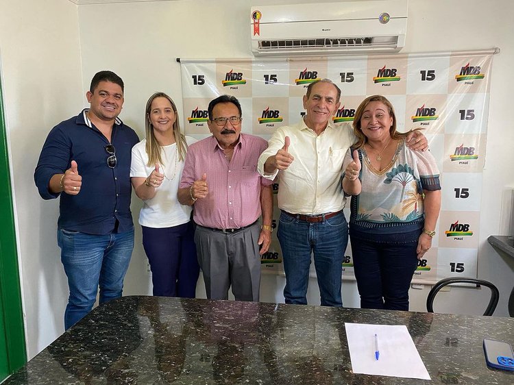 Marcelo Castro veste ton amarelo a sua esq Manoel Simplicio e a dir Marrisol Simplicio
