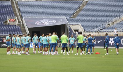 Jogadores treinam no Camping World Stadium, em Orlando (Foto: Rafael Ribeiro/CBF)