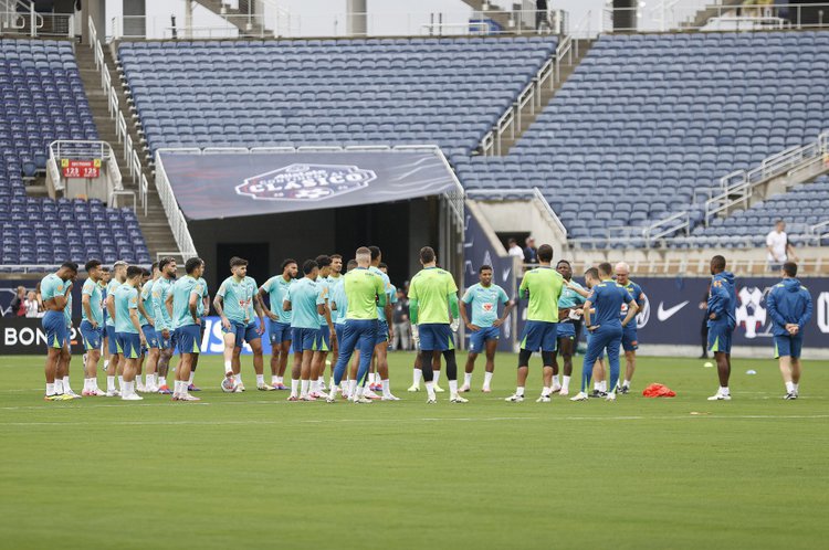 Jogadores treinam no Camping World Stadium, em Orlando