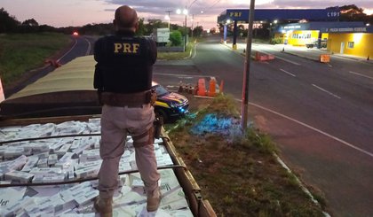 PRF apreende 230 mil maços de cigarros contrabandeados em Piripiri (PI) (Foto: Divulgação/PRF)