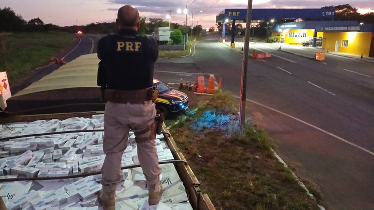 PRF apreende 230 mil maços de cigarros contrabandeados em Piripiri (PI)