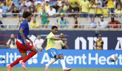 Rodrygo completa para o gol e abre o placar para a Seleção (Foto: Rafael Ribeiro/CBF)