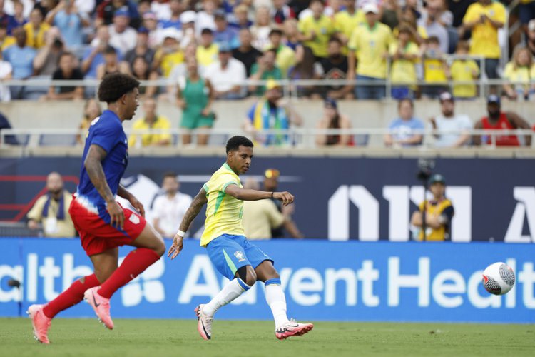 Rodrygo completa para o gol e abre o placar para a Seleção