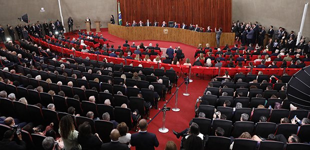 Sessão solene contou com a presença de autoridades dos Três Poderes, da imprensa e de convidados