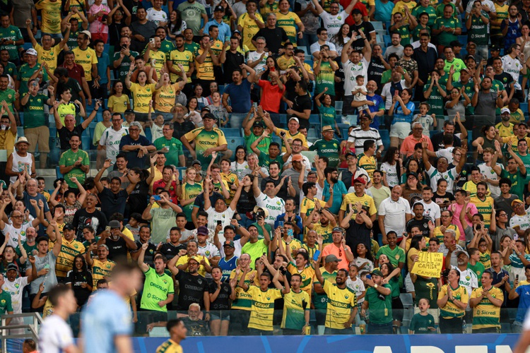 Torcida do Cuiabá comemora goleada sobre o Fortaleza na Arena PantanalTorcida do Cuiabá comemora goleada sobre o Fortaleza na Arena Pantanal