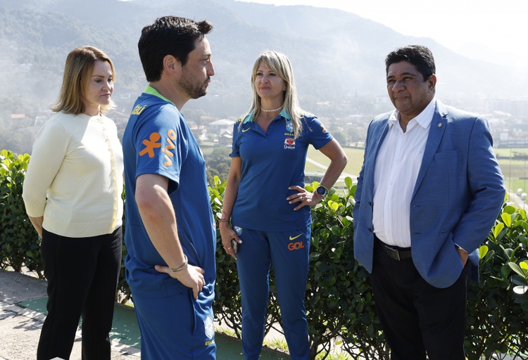 Presidente Ednaldo Rodrigues em visita à Granja Comary: com o técnico Arthur Elias, a coordenadora Cris Gambaré e Claudia Faria (gerente de Seleções da CBF, à esquerda)