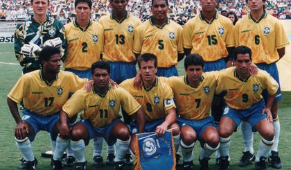 Seleção Brasileira tetracampeã do mundo: Taffarel, Jorginho, Aldair, Mauro Silva, Márcio Santos e Branco (em pé). Mazinho, Romário, Dunga, Bebeto e Zinho (agachados) (Foto: Wilson de Carvalho)