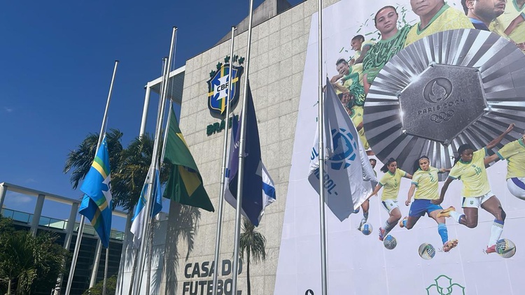 Bandeiras localizadas na entrada da sede da CBF foram colocadas a meio mastro pelo falecimento de Juan Izquierdo