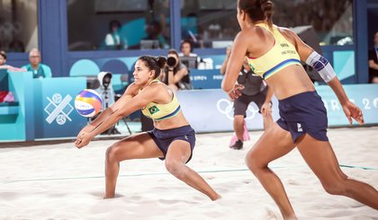 Duda em duelo contra as australianas Mariafe e Clancy pela semifinal (Foto: Gaspar Nóbrega/COB)