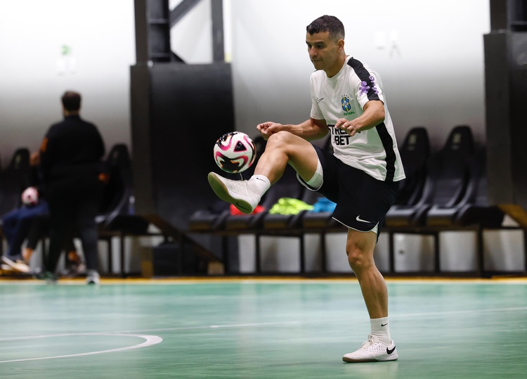 Marcênio em ação no treino da Seleção