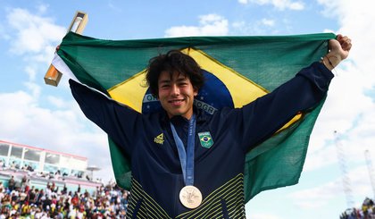 O atleta brasileiro Augusto Akio com a medalha de bronze conquistada na final de hoje (Foto: Luiza Moraes/COB)