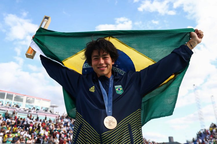 O atleta brasileiro Augusto Akio com a medalha de bronze conquistada na final de hoje