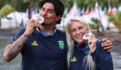 Os medalhistas brasileiros Gabriel Medina, bronze no masculino e Tatiana Weston-Webb, prata no feminino (Foto: Willian Lucas/COB)