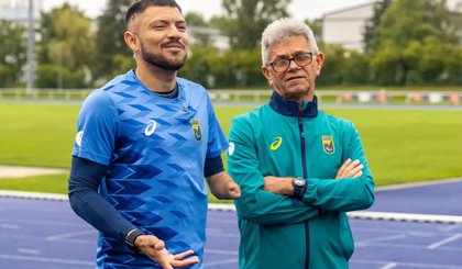 Petrúcio Ferreira na pista de atletismo em Troyes, ao lado do seu técnico Pedro Almeida (Foto: Alessandra Cabral/CPB)