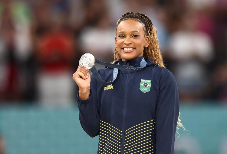Rebeca é prata no individual geral e se torna maior medalhista mulher do Brasil nos Jogos
