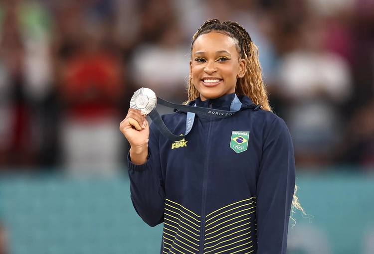 Rebeca é prata no individual geral e se torna maior medalhista mulher do Brasil nos Jogos