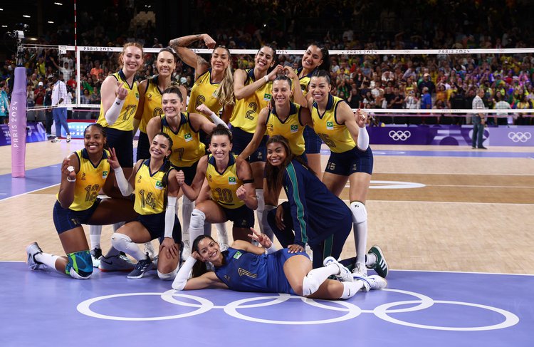 Seleção feminina de vôlei comemora vitória sobre a República Dominicana nos Jogos Olímpicos Paris 2024
