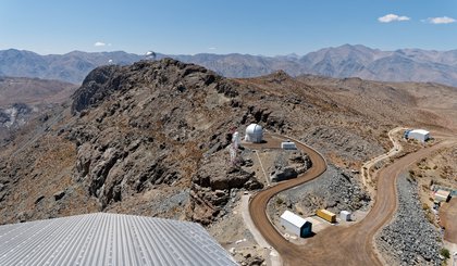 Vista do alto da cúpula do Observatório Rubin em direção aos telescópios vizinhos em Cerro Pachón, nas montanhas do deserto chileno. (Foto: RubinObs/NSF/AURA)