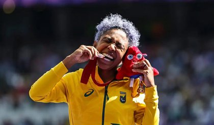 A piauiense Antônia Keyla com sua medalha de bronze conquistada nos Jogos Paralímpicos de Paris (Foto: Alessandra Cabral/CPB)