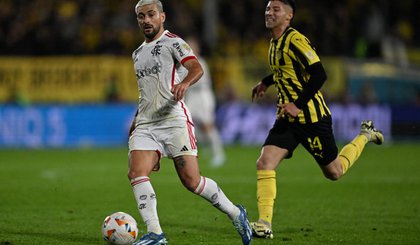 Arrascaeta em ação contra o Peñarol, no Uruguai, pela Libertadores da América (Foto: Eitan Abramovich / AFP) Arrascaeta em ação contra o Peñarol, no Uruguai, pela Libertadores da América (Foto: Eitan Abramovich / AFP)