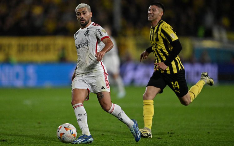 Arrascaeta em ação contra o Peñarol, no Uruguai, pela Libertadores da América