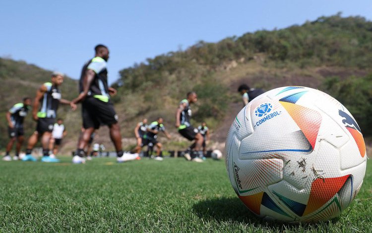 Bola da Libertadores em treino do Botafogo