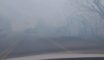 Bombeiros e PRF atuam em trecho da BR-343 onde fumaça provocou acidente leve entre dois veículos (Foto: Reprodução)