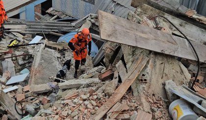 Bombeiros fazem busca por sobreviventes de desabamento no Rio de Janeiro (Foto: Bombeiros-RJ/Divulgação)