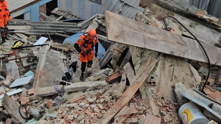 Bombeiros fazem busca por sobreviventes de desabamento no Rio de Janeiro