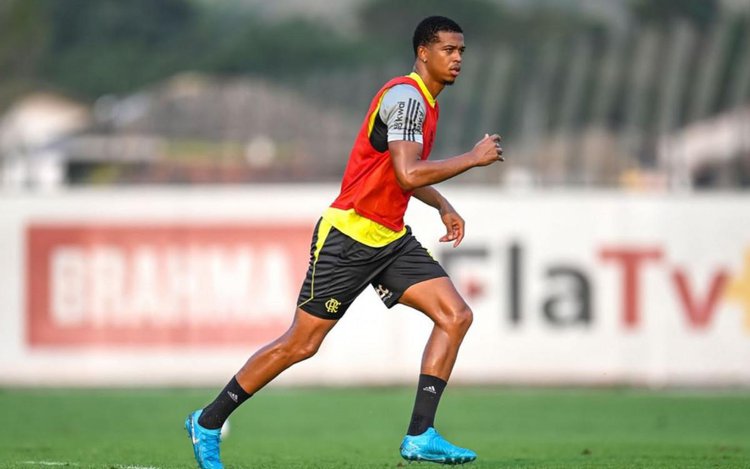 Carlinhos foi titular no Flamengo na derrota para o Grêmio