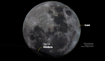 Composição que mostra o eclipse lunar parcial (Foto: Reprodução/Observatório Nacional)