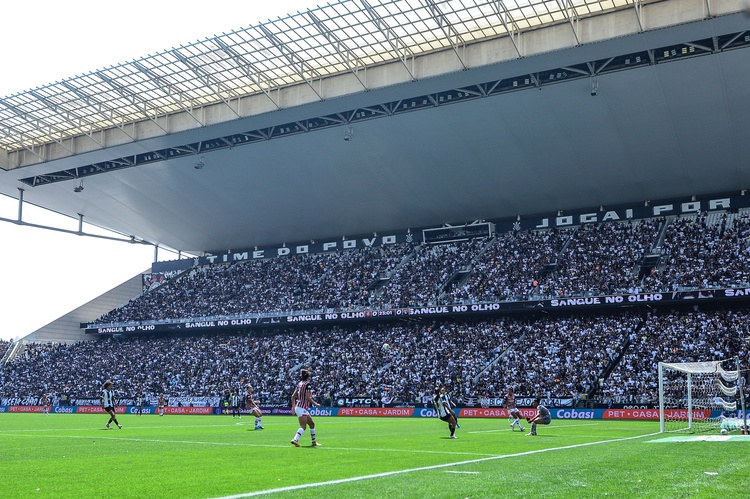 Corinthians tem o recorde de público pagante no futebol feminino, com 44.136 pessoas
