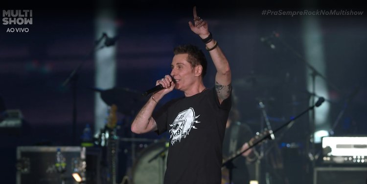 Dinho Ouro Preto em show do Capital Inicial
