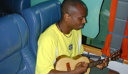 Edílson toca cavaquinho em ônibus da Seleção Brasileira (Foto: Acervo CBF)